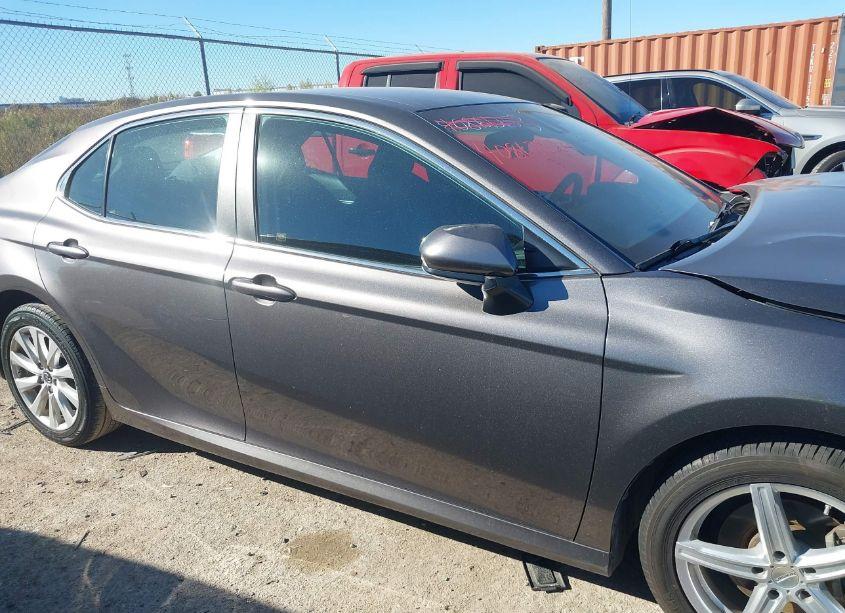 Photo 13 of 2018 Toyota Camry LE (VIN 4T1B11HK5JU528690)