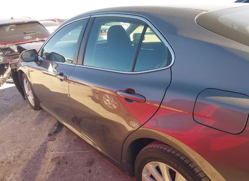 Photo 14 of 2018 Toyota Camry LE (VIN 4T1B11HK5JU528690)