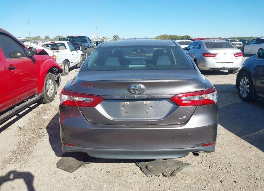 Photo 16 of 2018 Toyota Camry LE (VIN 4T1B11HK5JU528690)