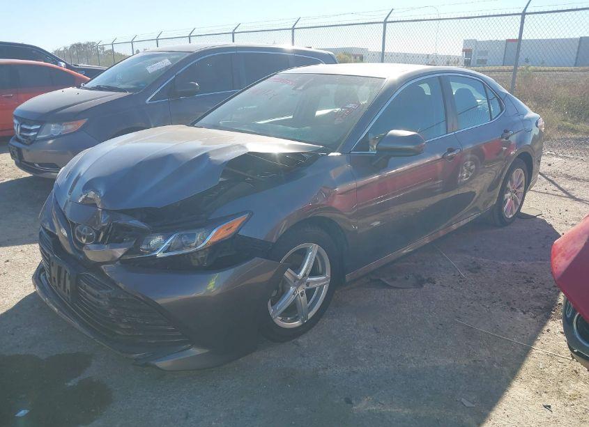 Photo 2 of 2018 Toyota Camry LE (VIN 4T1B11HK5JU528690)