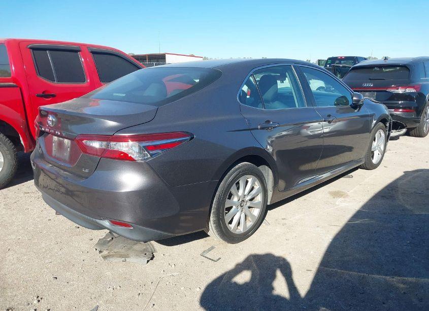 Photo 4 of 2018 Toyota Camry LE (VIN 4T1B11HK5JU528690)