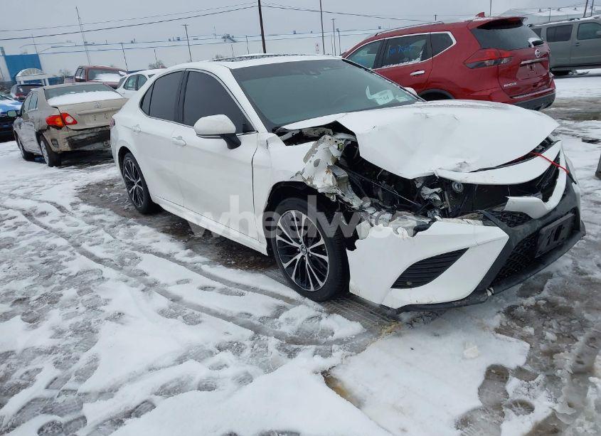 2018 Toyota Camry SE (VIN 4T1B11HK5JU530651) main photo