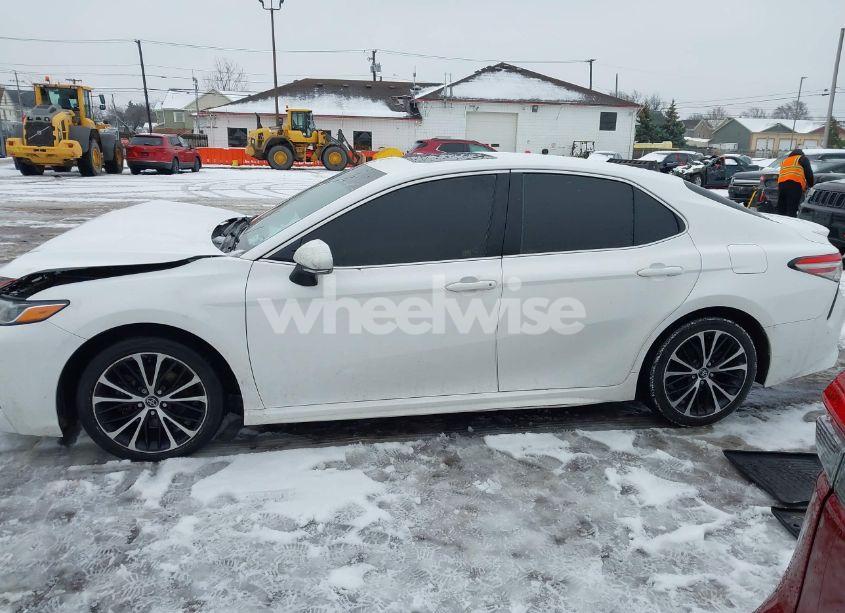 Photo 14 of 2018 Toyota Camry SE (VIN 4T1B11HK5JU530651)