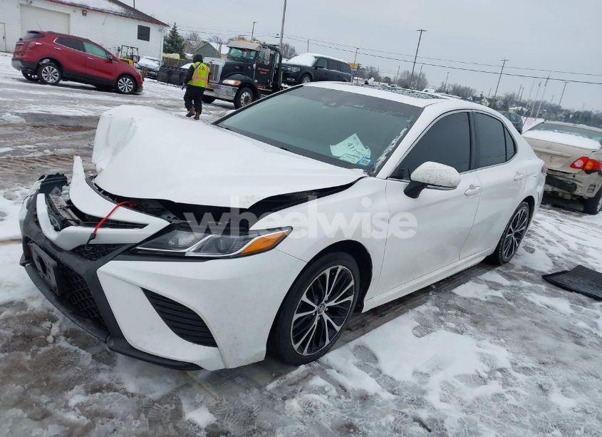 Photo 2 of 2018 Toyota Camry SE (VIN 4T1B11HK5JU530651)
