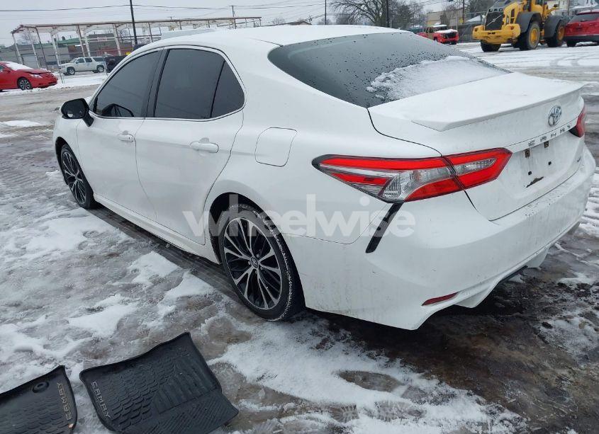 Photo 3 of 2018 Toyota Camry SE (VIN 4T1B11HK5JU530651)