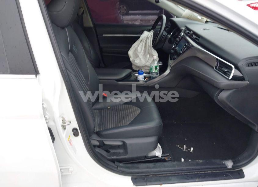 Photo 5 of 2018 Toyota Camry SE (VIN 4T1B11HK5JU530651)