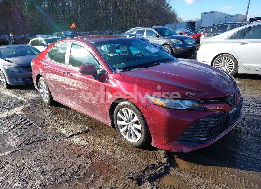 2018 Toyota Camry LE (VIN 4T1B11HK5JU542279) main photo