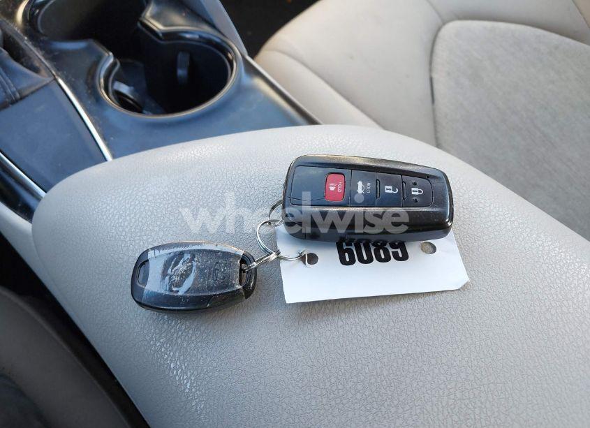 Photo 11 of 2018 Toyota Camry LE (VIN 4T1B11HK5JU542279)