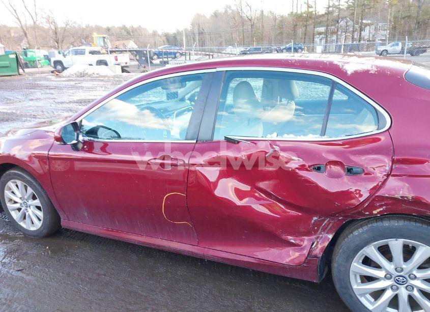 Photo 14 of 2018 Toyota Camry LE (VIN 4T1B11HK5JU542279)