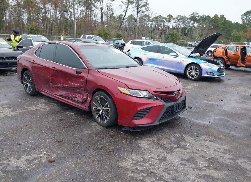 2018 Toyota Camry SE (VIN 4T1B11HK5JU543187) main photo