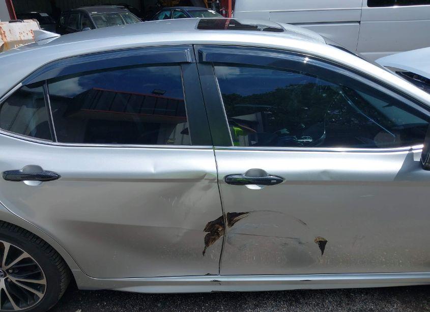 Photo 13 of 2018 Toyota Camry SE (VIN 4T1B11HK5JU551449)