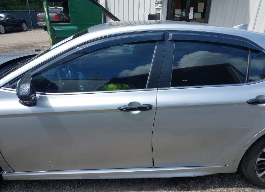 Photo 14 of 2018 Toyota Camry SE (VIN 4T1B11HK5JU551449)