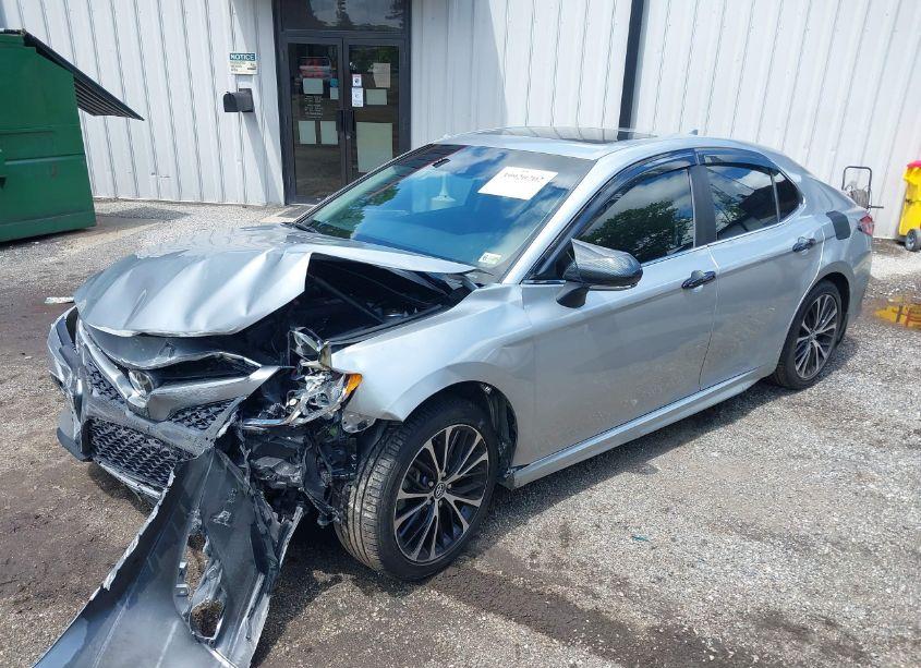 Photo 2 of 2018 Toyota Camry SE (VIN 4T1B11HK5JU551449)