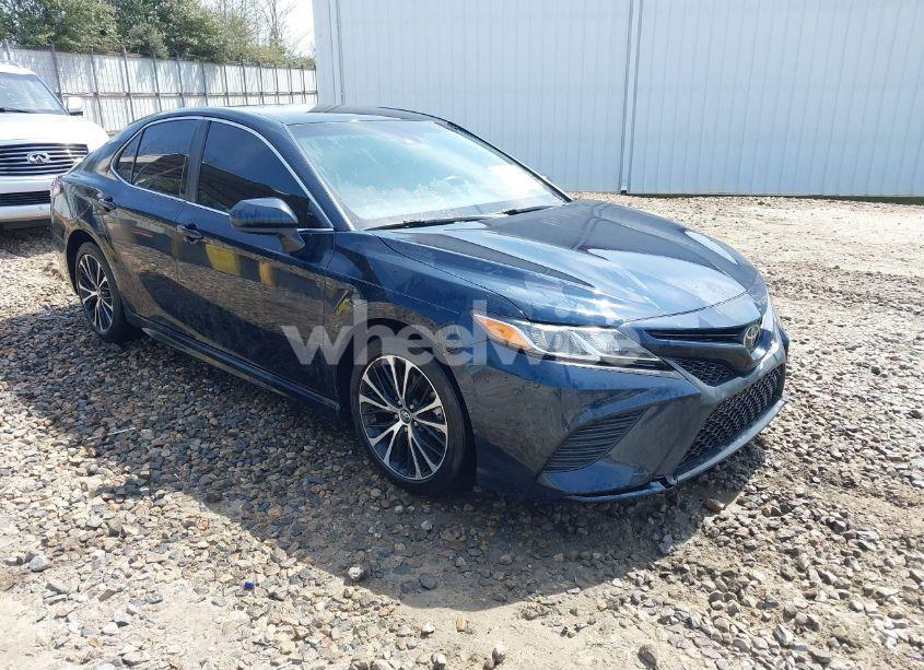2018 Toyota Camry SE (VIN 4T1B11HK5JU575265) main photo