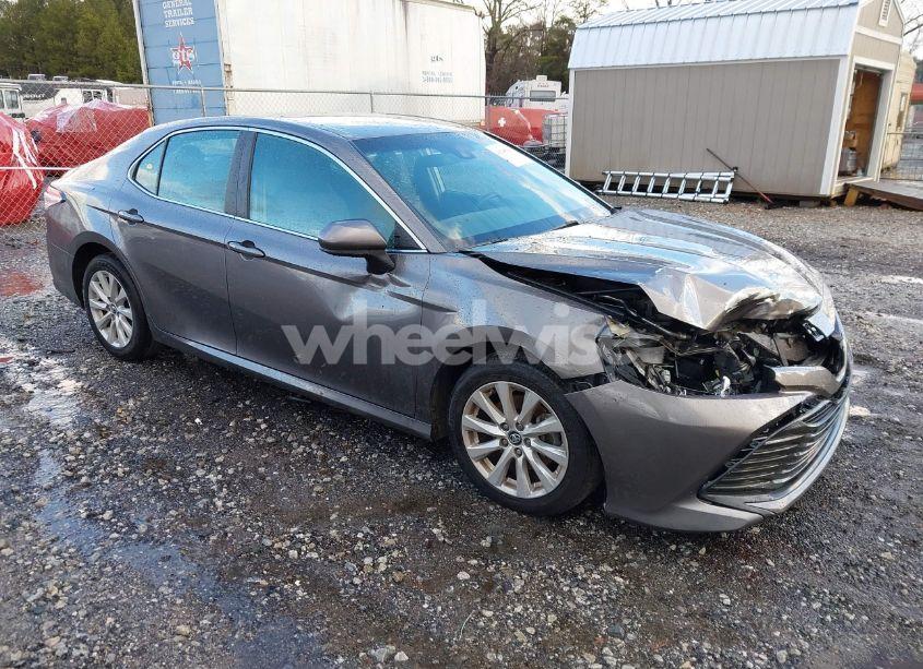 2018 Toyota Camry LE (VIN 4T1B11HK5JU582166) main photo