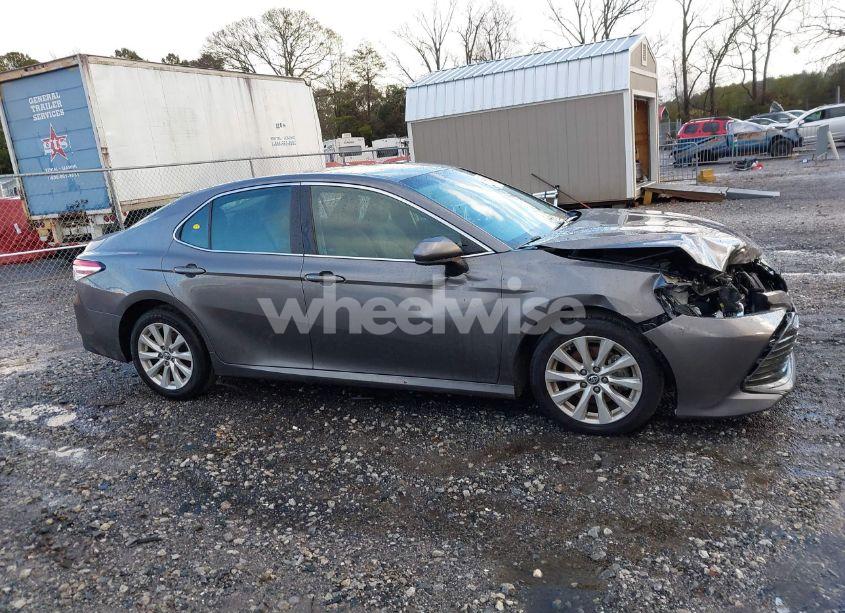 Photo 13 of 2018 Toyota Camry LE (VIN 4T1B11HK5JU582166)