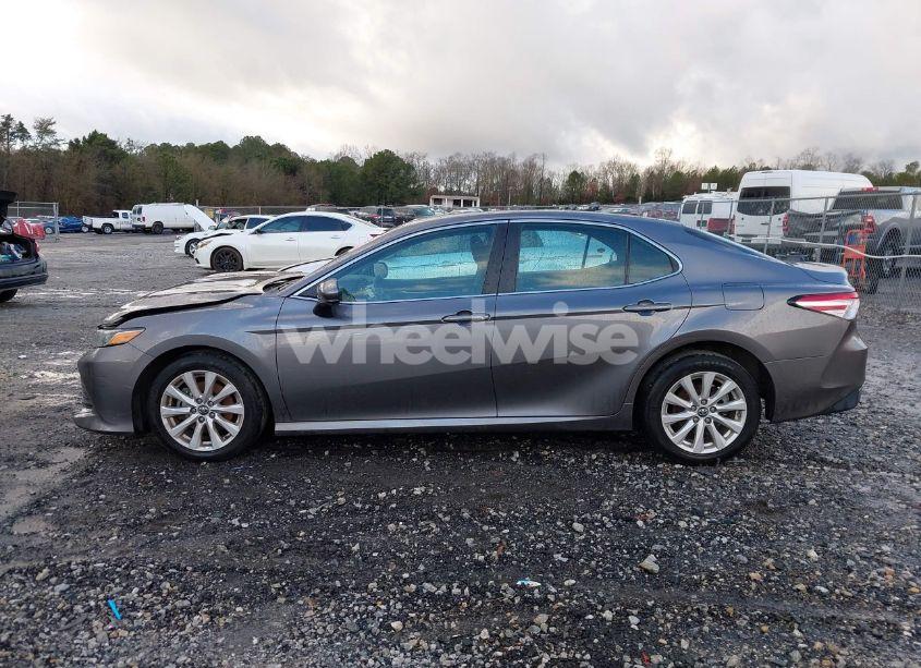 Photo 14 of 2018 Toyota Camry LE (VIN 4T1B11HK5JU582166)
