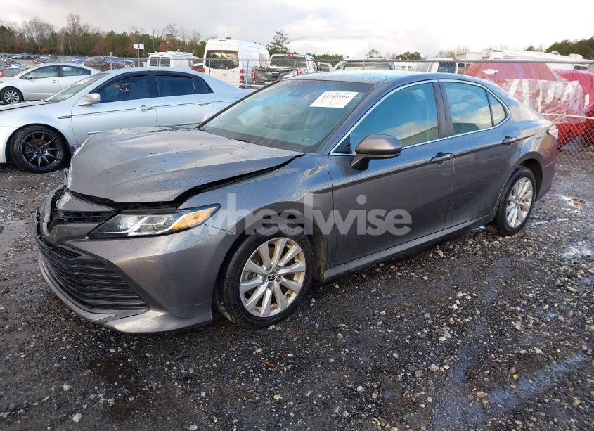 Photo 2 of 2018 Toyota Camry LE (VIN 4T1B11HK5JU582166)