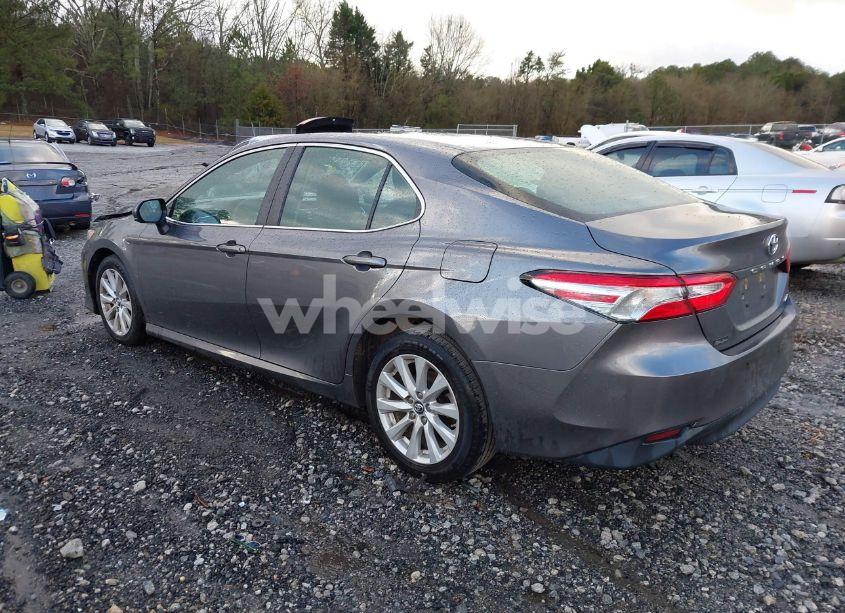 Photo 3 of 2018 Toyota Camry LE (VIN 4T1B11HK5JU582166)