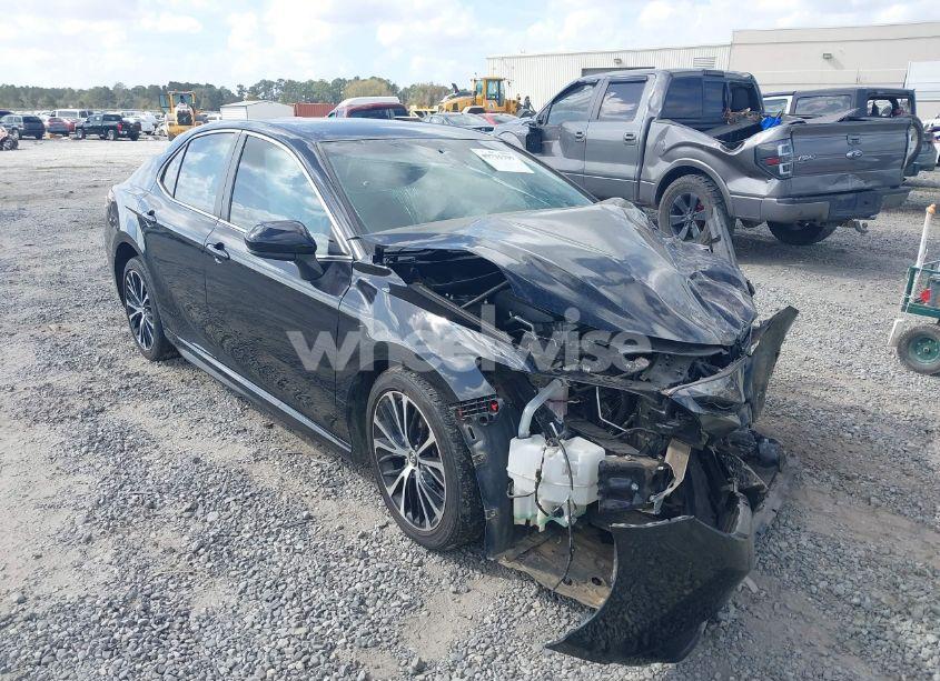 2018 Toyota Camry SE (VIN 4T1B11HK5JU594494) main photo