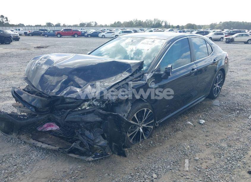 Photo 2 of 2018 Toyota Camry SE (VIN 4T1B11HK5JU594494)