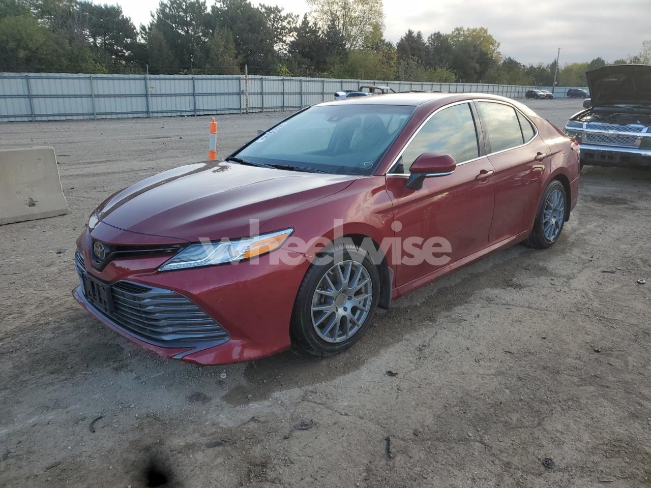 2018 TOYOTA CAMRY L (VIN 4T1B11HK5JU599386) main photo
