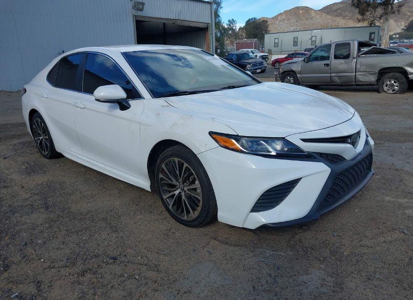 2018 Toyota Camry SE (VIN 4T1B11HK5JU600441) main photo