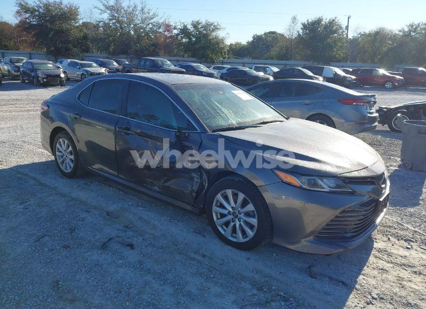 2018 Toyota Camry LE (VIN 4T1B11HK5JU604019) main photo