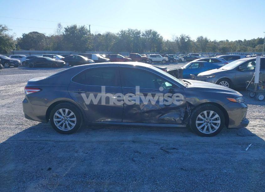 Photo 13 of 2018 Toyota Camry LE (VIN 4T1B11HK5JU604019)