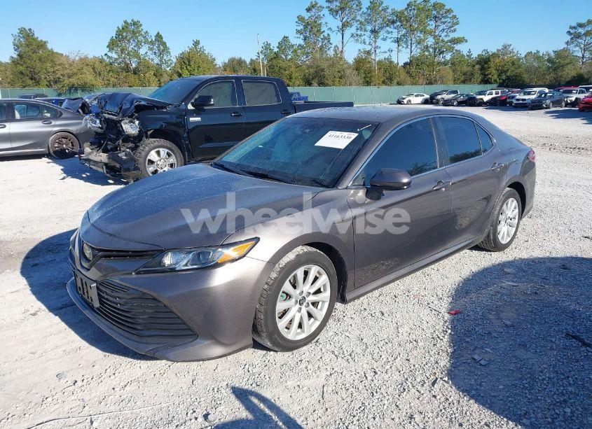 Photo 2 of 2018 Toyota Camry LE (VIN 4T1B11HK5JU604019)
