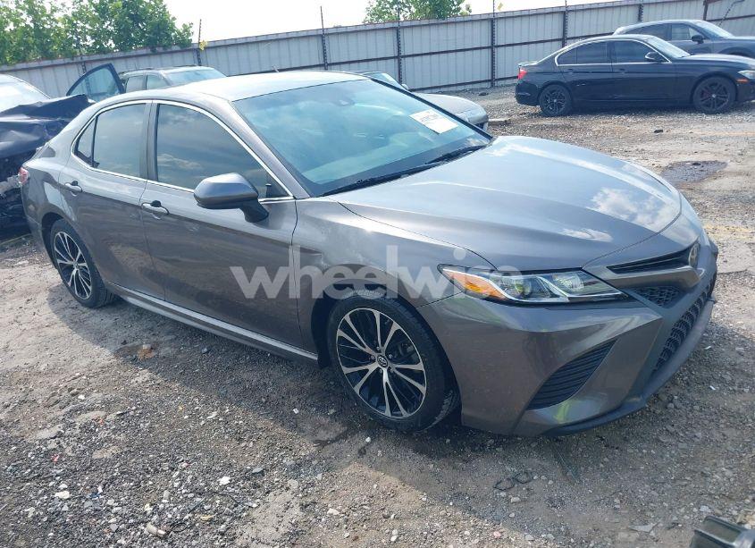 2018 Toyota Camry SE (VIN 4T1B11HK5JU614002) main photo