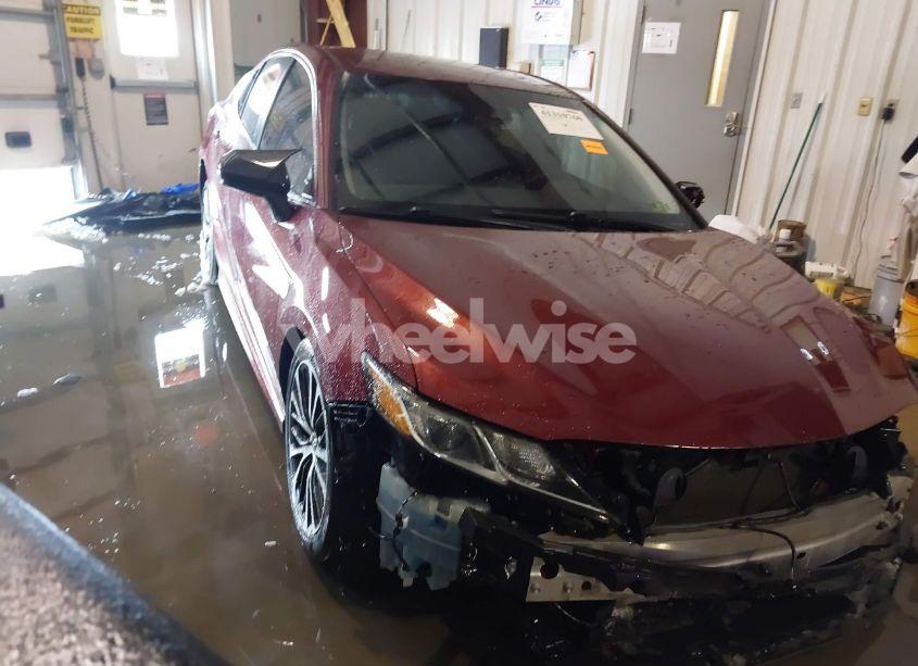 2018 Toyota Camry SE (VIN 4T1B11HK5JU618180) main photo