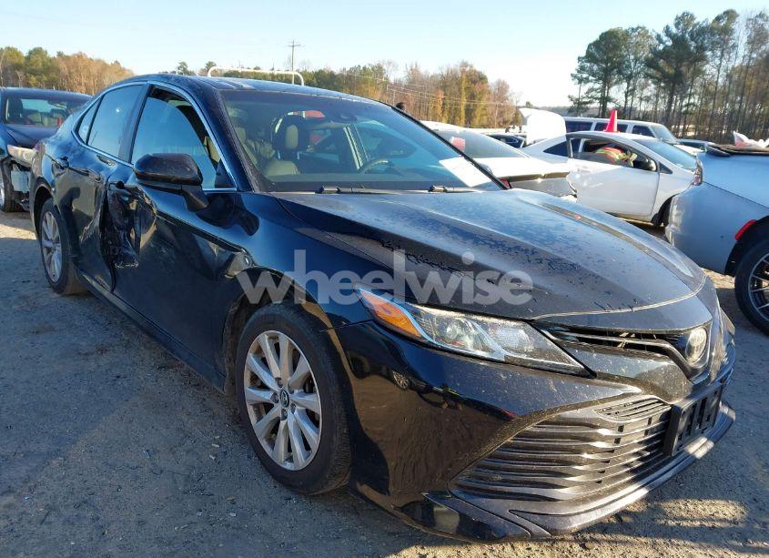 2018 Toyota Camry LE (VIN 4T1B11HK5JU624903) main photo