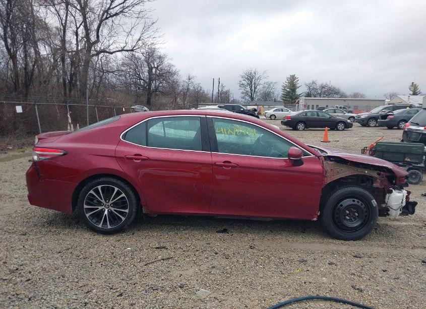 Photo 14 of 2018 Toyota Camry SE (VIN 4T1B11HK5JU627624)