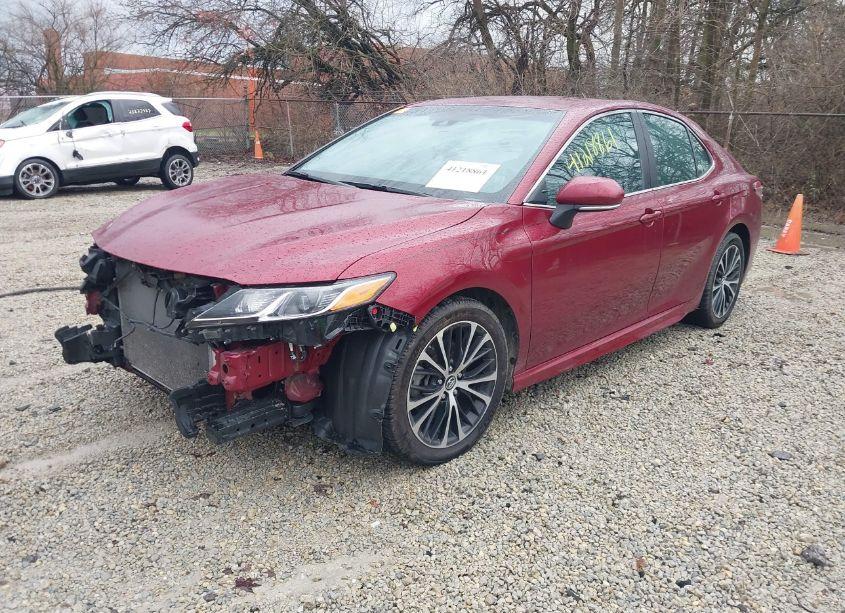 Photo 2 of 2018 Toyota Camry SE (VIN 4T1B11HK5JU627624)