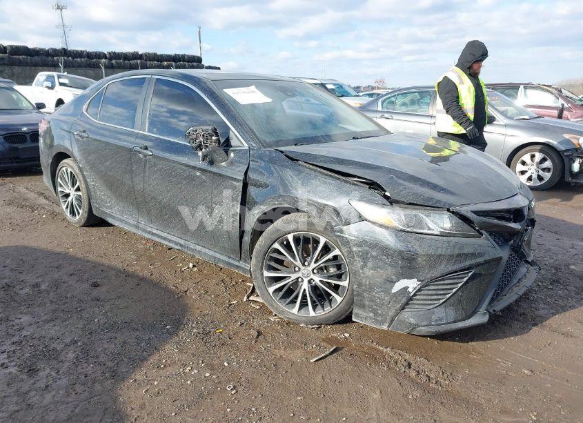 2018 Toyota Camry SE (VIN 4T1B11HK5JU649736) main photo