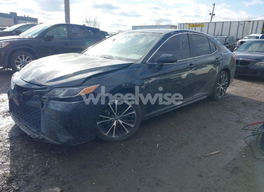 Photo 2 of 2018 Toyota Camry SE (VIN 4T1B11HK5JU649736)