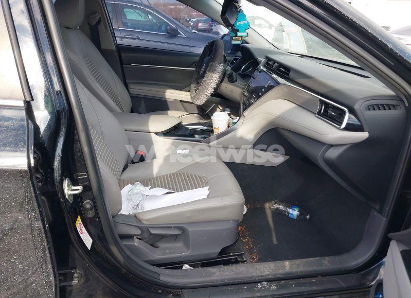 Photo 5 of 2018 Toyota Camry SE (VIN 4T1B11HK5JU649736)