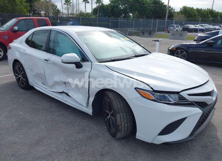 2018 Toyota Camry SE (VIN 4T1B11HK5JU652765) main photo