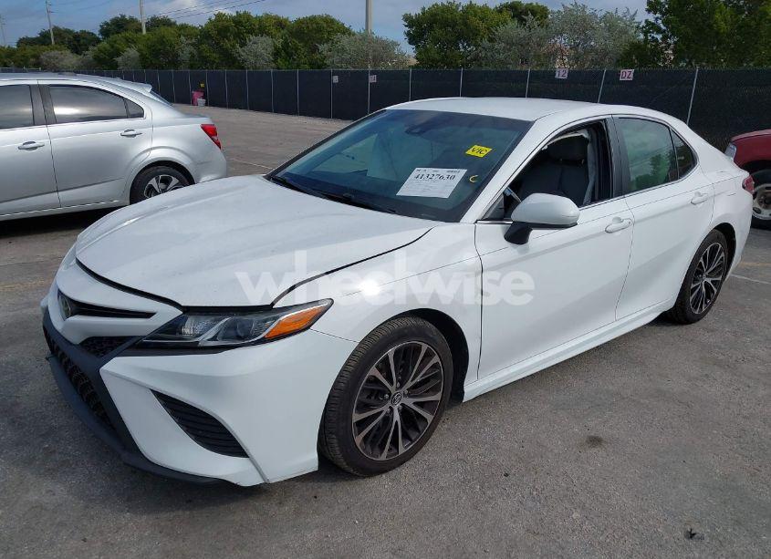 Photo 2 of 2018 Toyota Camry SE (VIN 4T1B11HK5JU652765)