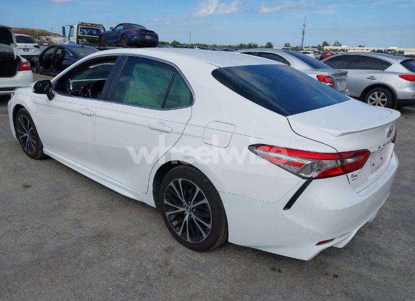 Photo 3 of 2018 Toyota Camry SE (VIN 4T1B11HK5JU652765)