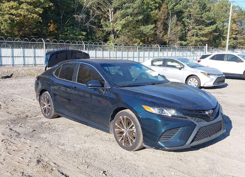 2018 Toyota Camry SE (VIN 4T1B11HK5JU669601) main photo
