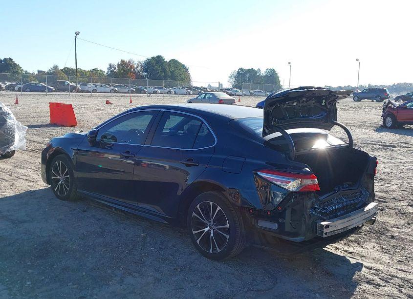 Photo 3 of 2018 Toyota Camry SE (VIN 4T1B11HK5JU669601)