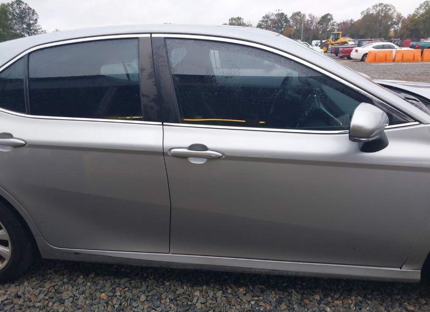 Photo 13 of 2018 Toyota Camry LE (VIN 4T1B11HK5JU676693)