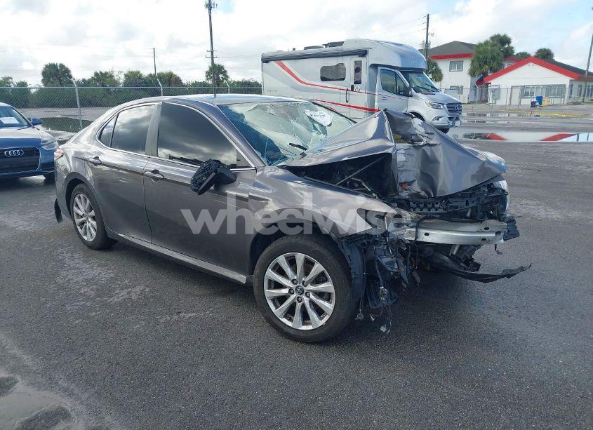 2019 Toyota Camry LE (VIN 4T1B11HK5KU195070) main photo