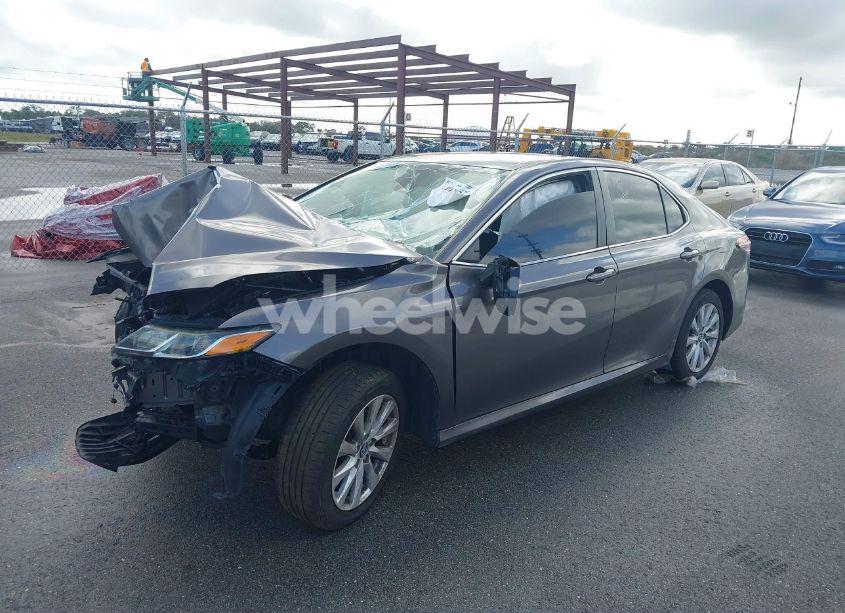 Photo 2 of 2019 Toyota Camry LE (VIN 4T1B11HK5KU195070)