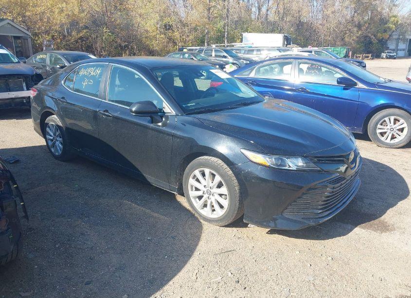 2019 Toyota Camry LE (VIN 4T1B11HK5KU245191) main photo