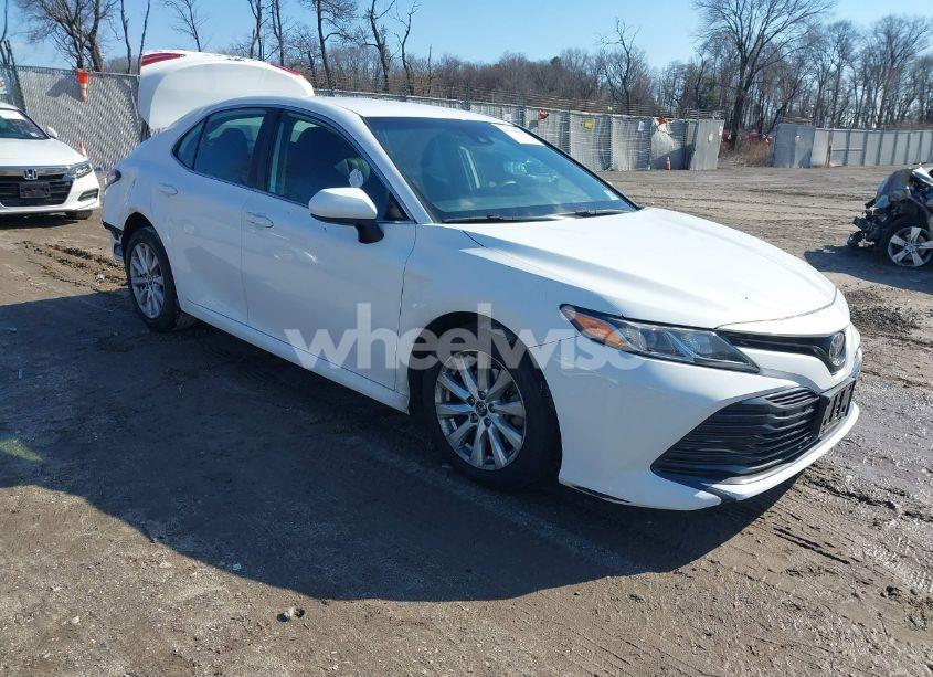 2019 Toyota Camry LE (VIN 4T1B11HK5KU253940) main photo