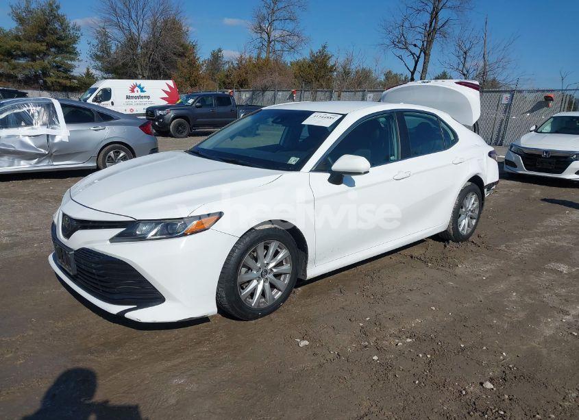 Photo 2 of 2019 Toyota Camry LE (VIN 4T1B11HK5KU253940)