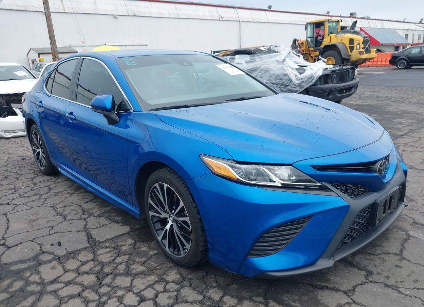 2019 Toyota Camry SE (VIN 4T1B11HK5KU261763) main photo